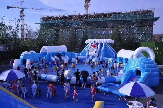 پارک آبي بادکنک در فضای باز با استخر بزرگ گرد
